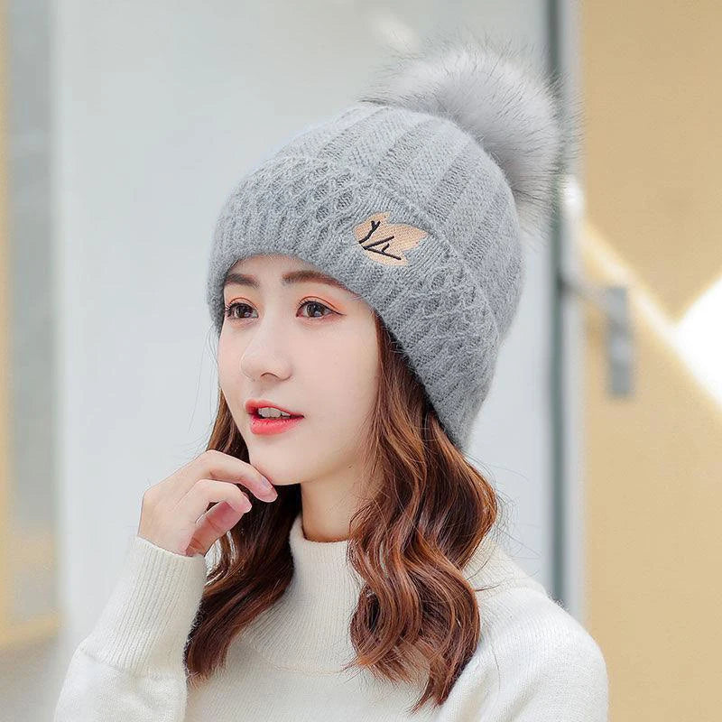 Gorro de Invierno con Pompón y Bordado de Hojas - Beanie de Lana Tejida para Mujer