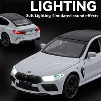 Modelo Auto BMW M8/M4 1:32 Aleación Diecast - Puertas Abren, Luz, Sonido y Pull Back Regalo Niños