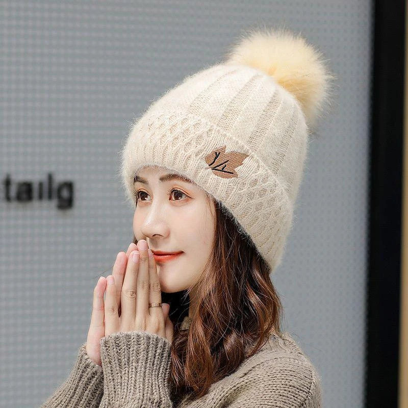 Gorro de Invierno con Pompón y Bordado de Hojas - Beanie de Lana Tejida para Mujer