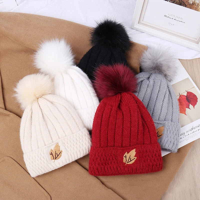 Gorro de Invierno con Pompón y Bordado de Hojas - Beanie de Lana Tejida para Mujer