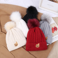 Gorro de Invierno con Pompón y Bordado de Hojas - Beanie de Lana Tejida para Mujer