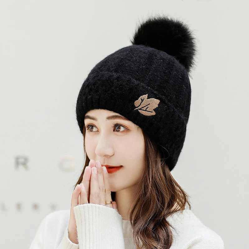Gorro de Invierno con Pompón y Bordado de Hojas - Beanie de Lana Tejida para Mujer