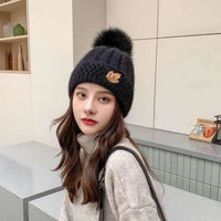 Gorro de Invierno con Pompón y Bordado de Hojas - Beanie de Lana Tejida para Mujer