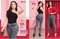 Pantalones colombianos levantando cola