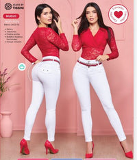 Pantalones colombianos levantando cola